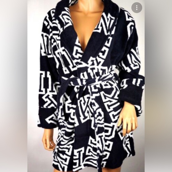 PINK Victoria's Secret Other - Victoria Secret PINK limited edition black and white fleece robe Sz XS Small